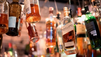 In der Luft schwebende Getränke im Tippling Club