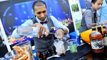 Barkeeper mixt ein Getränk beim Singapore Cocktail Festival
