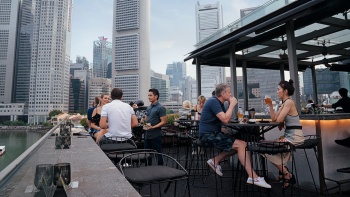 Gäste an der Rooftop-Bar des Southbridge