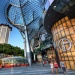 In einheimische Marken gekleidete Frauen beim Shopping vor dem ION Orchard