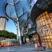 In einheimische Marken gekleidete Frauen beim Shopping vor dem ION Orchard