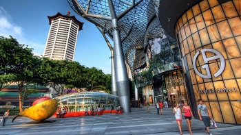 Tagesansicht der Fassade von ION Orchard mit TANGS im Hintergrund