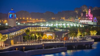 Nächtliche Ansicht des Sentosa Boardwalk von VivoCity aus