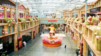 Atrium der Einkaufsarkaden in der Resorts World™ Sentosa. 
