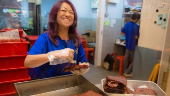 Angestellte von Lim Chee Guan Bak Kwa (gegrillte Fleischscheiben)