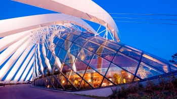 Spektakuläre Aussicht auf die Außenfassade des Flower Dome in der Abenddämmerung. 