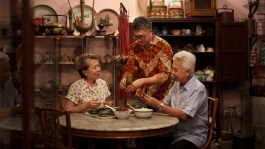 Drei Menschen essen gemeinsam Kim Choo Kueh Chang Nyonya Teigtaschen