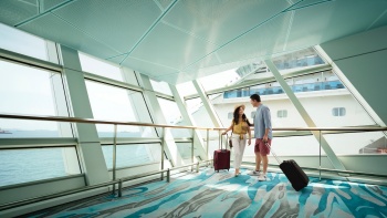 Ein Paar mit Gepäck im Singapore Cruise Centre