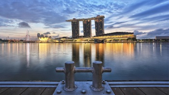 Eine Aufnahme des Marina Bay Sands und ArtScience Museums in der Dämmerung