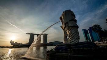 Weitwinkelaufnahme des Merlion mit Blick auf Marina Bay Sands und ArtScience Museum