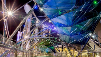 Helix Bridge mit MBS im Hintergrund und Sternenexplosion