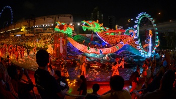 Darbietung eines Drachentanzes bei der Chingay Parade