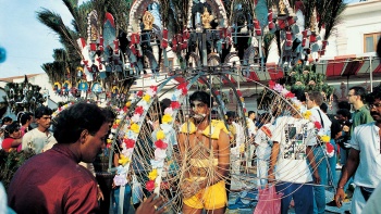 Ein Mann beim Thaipusam-Festival