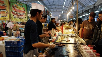 Ein Mann verkauft Ramli-Burger auf dem Geylang Bazaar