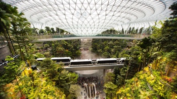 Totalaufnahme des SHISEIDO Forest Valley mit vorbeifahrenden Skytrains