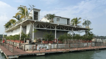 Außenansicht des schwimmenden Restaurants Smith Marine