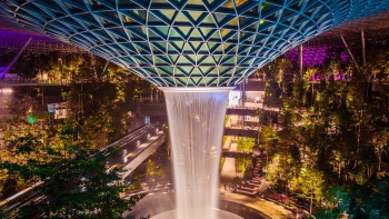 Aufnahme vom HSBS Rain Vortex im Jewel Changi Airport bei Nacht