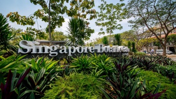 Das Schild des Singapore Botanic Gardens am Eingang zu den Singapore Botanic Gardens