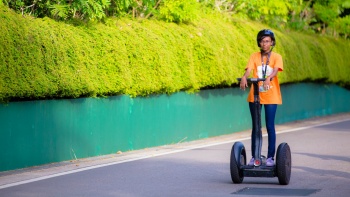 Ein Teilnehmer auf einem Segway® auf Sentosa