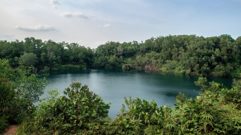 Weitwinkelaufnahme des Steinbruchs auf Pulau Ubin