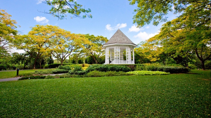 Luftansicht des Learning Forest in den Singapore Botanic Gardens am Abend