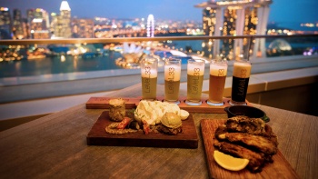 Speisen und Getränke im Level33 vor der Kulisse des Marina Bay Sands