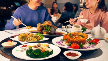 Gäste bei einer Mahlzeit im Spring Court Singapore