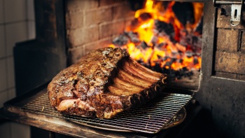 Das mit einem Michelin-Stern ausgezeichnete Burnt Ends serviert rauchige Aromen auf dem Grill