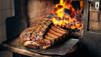 Das mit einem Michelin-Stern ausgezeichnete Burnt Ends serviert rauchige Aromen auf dem Grill