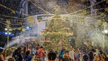 Genießen Sie die festliche Stimmung auf der Orchard Road während Christmas on A Great Street