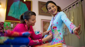 Eine Dame lässt sich in Joo Chiat Katong eine Peranakan Kebaya maßschneidern