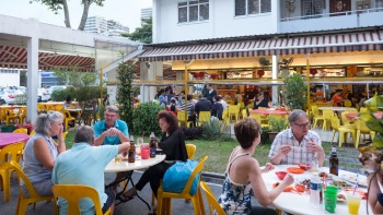 Gäste speisen im Keng Eng Kee Seafood in Bukit Merah