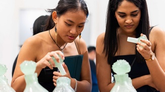 Kunst in Bewegung: KI-Kreative beim Nachtrennen in Singapur