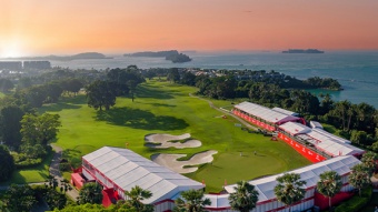 Vogelperspektive auf den Sentosa Golf Club in Singapur mit üppig grünen Fairways und Sandbunkern.