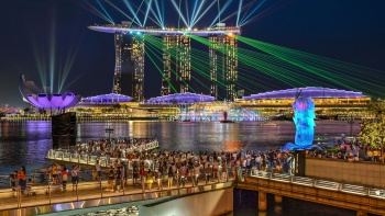 Nachtansicht der Installation „Elements of Life“ beim iLight Marina Bay Festival 2018