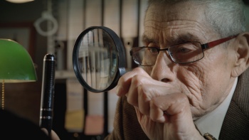 In „The Mole Agent“ wird Sergio, ein 83-jähriger Mann, von einem Privatdetektiv angeheuert, um an einem Fall in einem Altenheim zu arbeiten. 