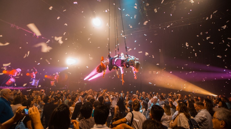 Weitwinkelaufnahme von Fuerza Bruta, einer argentinischen Akrobatiktruppe, die auf dem Singapore Night Festival auftrat.