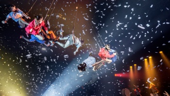 Weitwinkelaufnahme von Fuerza Bruta, einer argentinischen Akrobatiktruppe, die auf dem Singapore Night Festival auftrat.