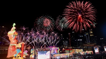 Weitwinkelaufnahme von Feuerwerken während der Countdownfeier zum Chinesischen Neujahr
