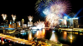 Feuerwerk beim Neujahrs-Countdown an der Marina Bay