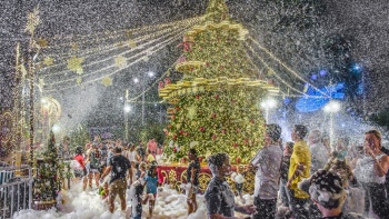Menschen erfreuen sich am künstlichen Schnee vor der Tanglin Mall.