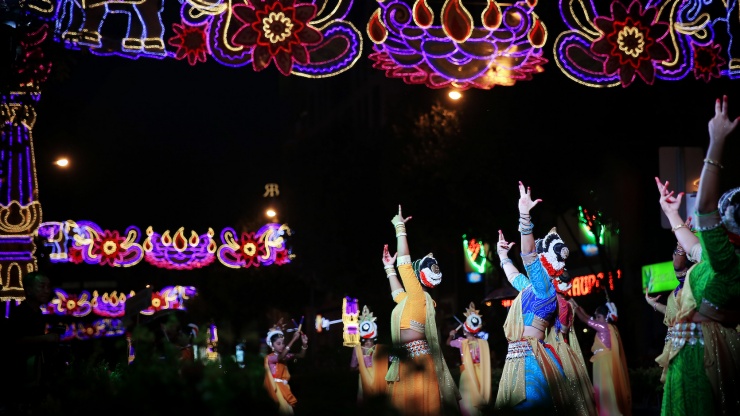 Indische Folkoretänzer in den Straßen von Little India während des Deepavali-Festes