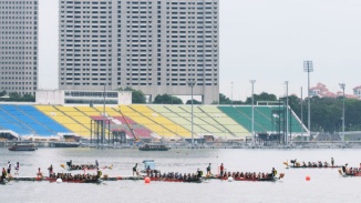 Totalaufnahme von Drachenbootfahrern auf dem Singapore River