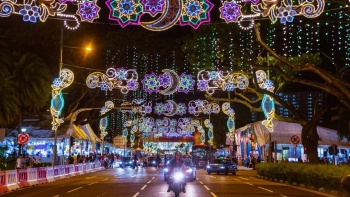 Genießen Sie die Lichter und Feierlichkeiten beim alljährlichen Geylang Serai Ramadan Bazaar