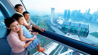 Familie schaut vom Singapore Flyer aus bei der Parade zum Nationalfeiertag zu