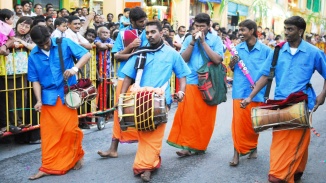 Nehmen Sie an den Feierlichkeiten in der Kinta Road teil mit kulturellen Tänzen, Massen-Kochwettbewerben und weiteren Aktivitäten.