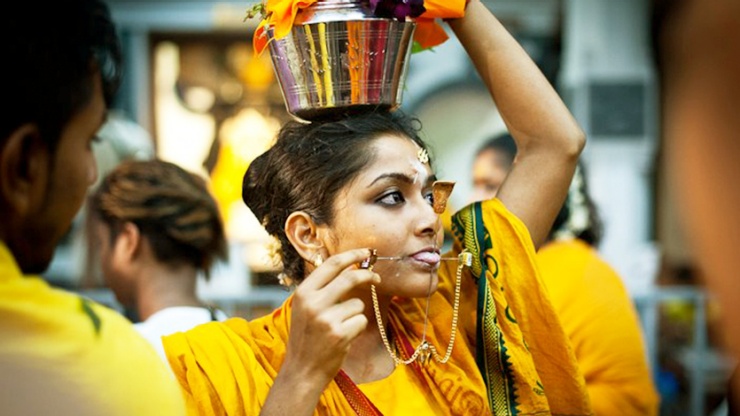 Feiern Sie die kulturelle Vielfalt der Stadt mit traditionellen Festen wie Thaipusam. 