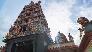 Eines der berühmtesten Wahrzeichen Singapurs, der Sri Mariamman Tempel ist gleichzeitig der älteste Hindu-Tempel.