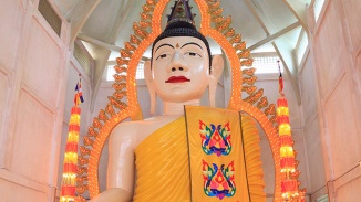 Besuchen Sie den Sakya Muni Buddha Gaya Tempel nachts, wenn die Buddha-Statue mit Hunderten von Lichtern beleuchtet wird.