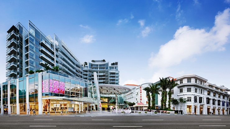 Außenansicht von Capitol Singapores prunkvollem Baudesign mit herrlich blauem, leicht wolkigem Himmel